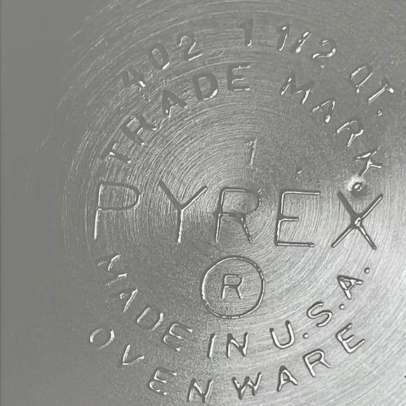 Pyrex Vintage Butterfly Gold 1 1/2 Quart Bowl. Very Gold Condition. 1 1/2 Quart. - Picture 7 of 7